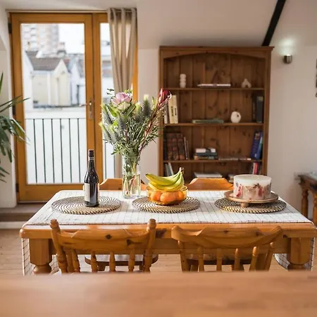 Daire The Coach House Bristol